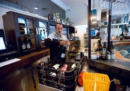 Sin cafetera, ni grifo de cerveza o agua. Los empleados recogen lo poco que queda en el local.