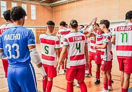 Alegría de los jugadores granadinos tras su primer triunfo de la temporada.