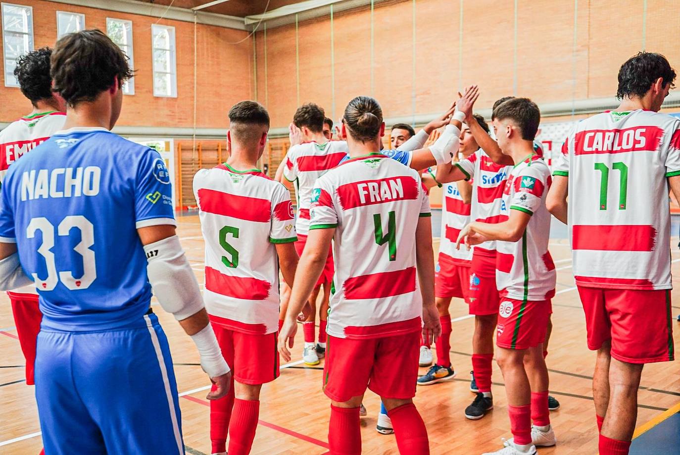 Alegría de los jugadores granadinos tras su primer triunfo de la temporada.