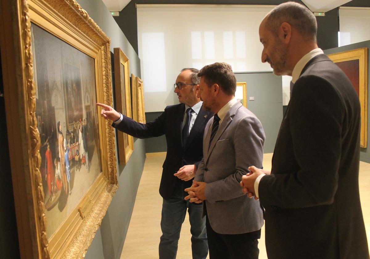 Imagen principal - Carlos Javier Fernández y Manuel Mateo le enseñan el Museo a José Ángel Vélez