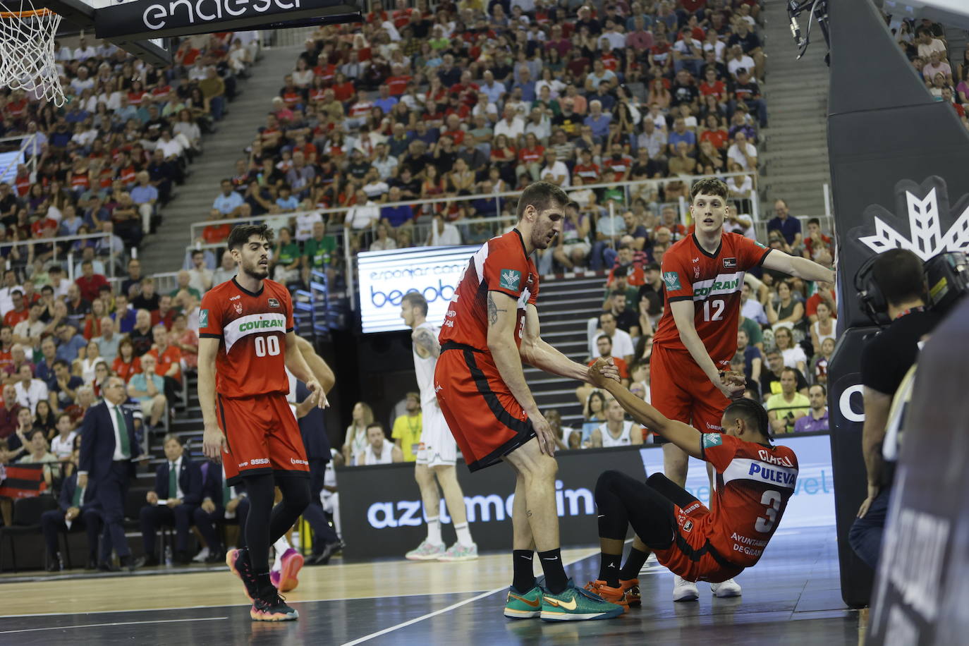 Rubén Guerrero y Agustín Ubal ayudan a levantarse a Gian Clavell en presencia de Edgar Vicedo, los jugadores del Covirán estarán en pie de guerra frente al Girona.