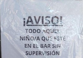 Cartel de un bar en el que anunica las consecuencias de no vigilar a los niños.