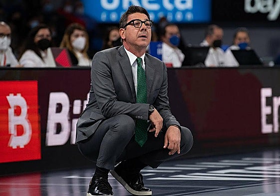 Fotis Katsikaris, en la banda durante un partido del Básquet Girona.