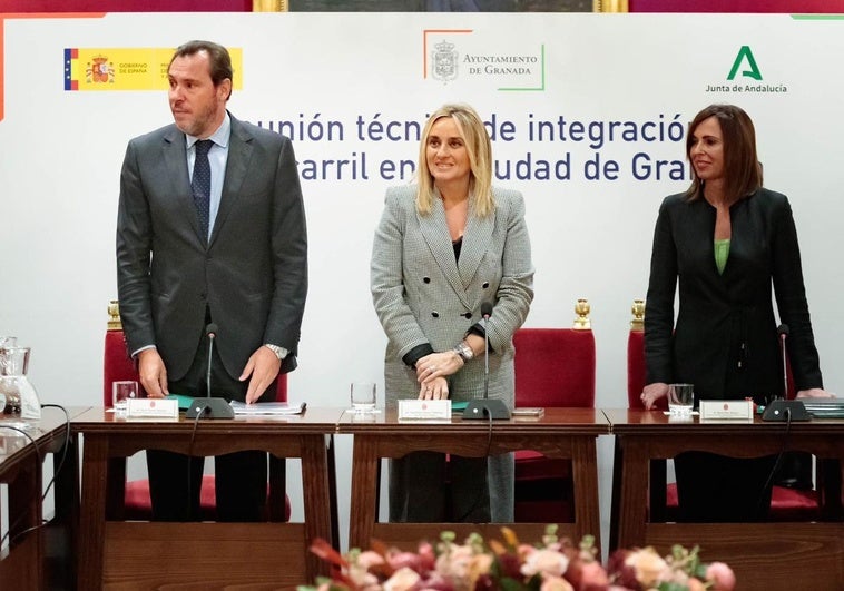 Óscar Puente, Marifrán Carazo y Rocío Díaz antes de comenzar la reunión.