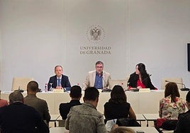 El vicerrector de Estudiantes y Vida Universitaria, Juan Luis Benítez, en el centro, presenta el estudio.
