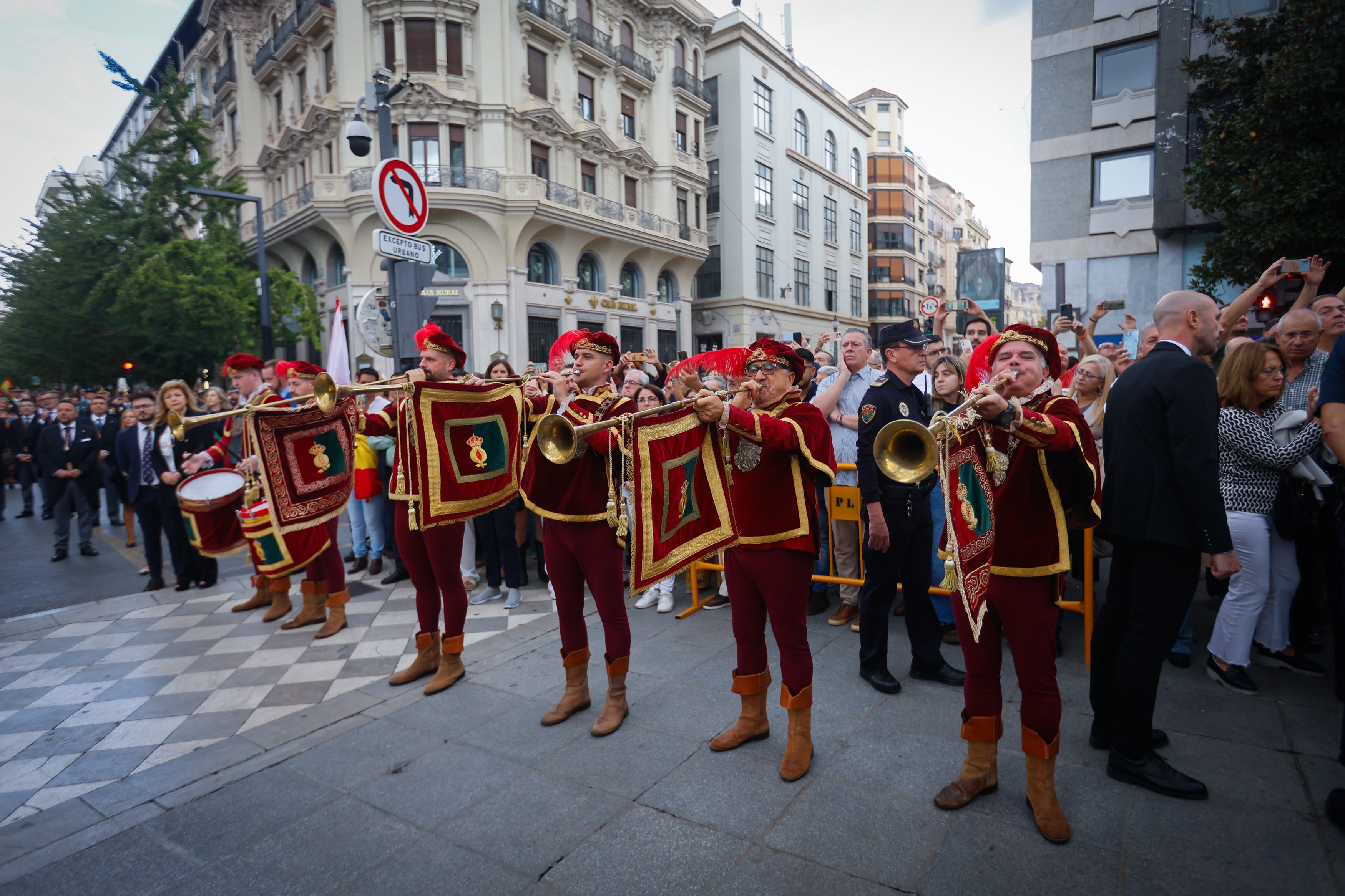 Las imágenes del festejo de la Hispanidad en Granada