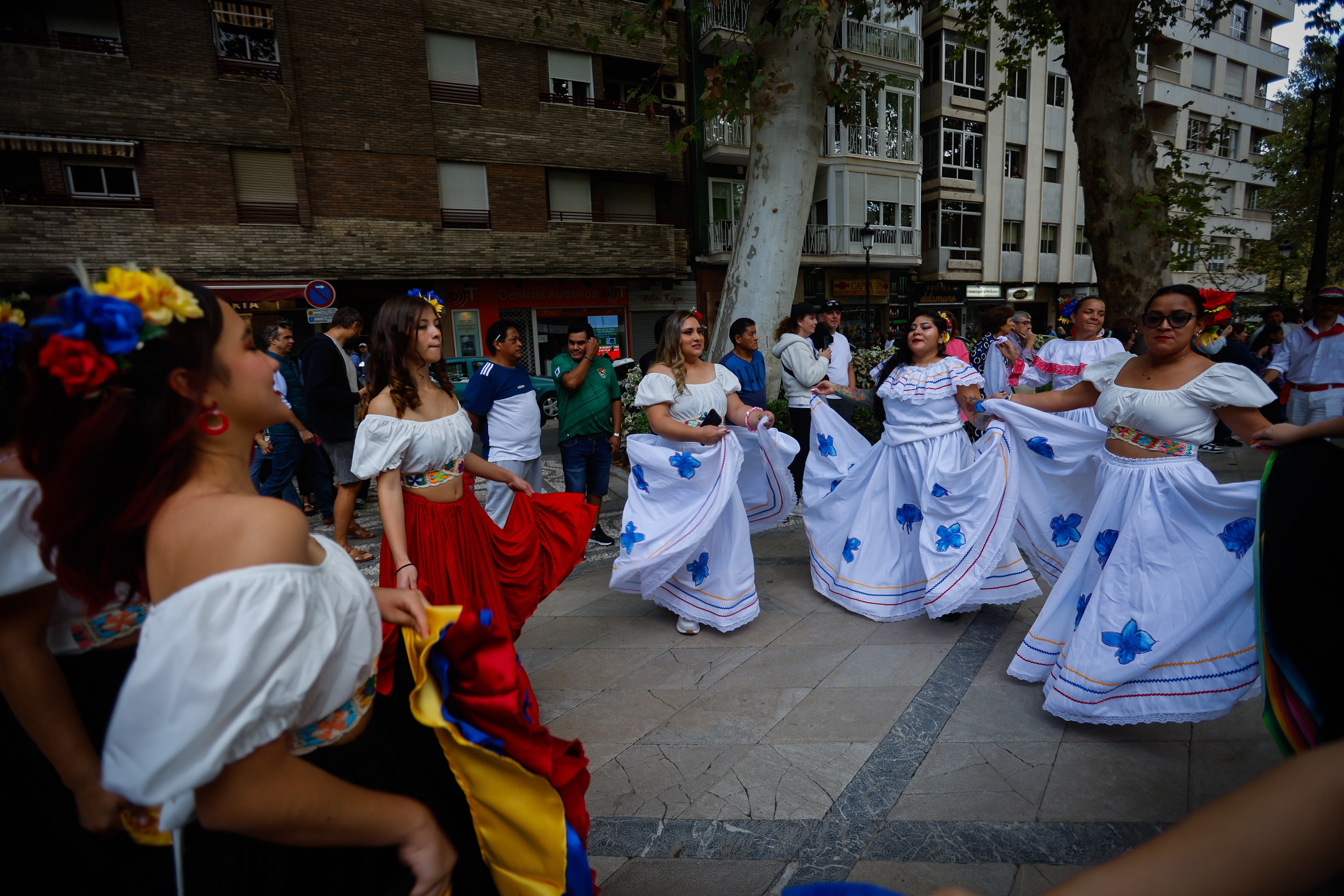 Las coloridas imágenes del desfile del Mestizaje en Granada por el 12 de octubre