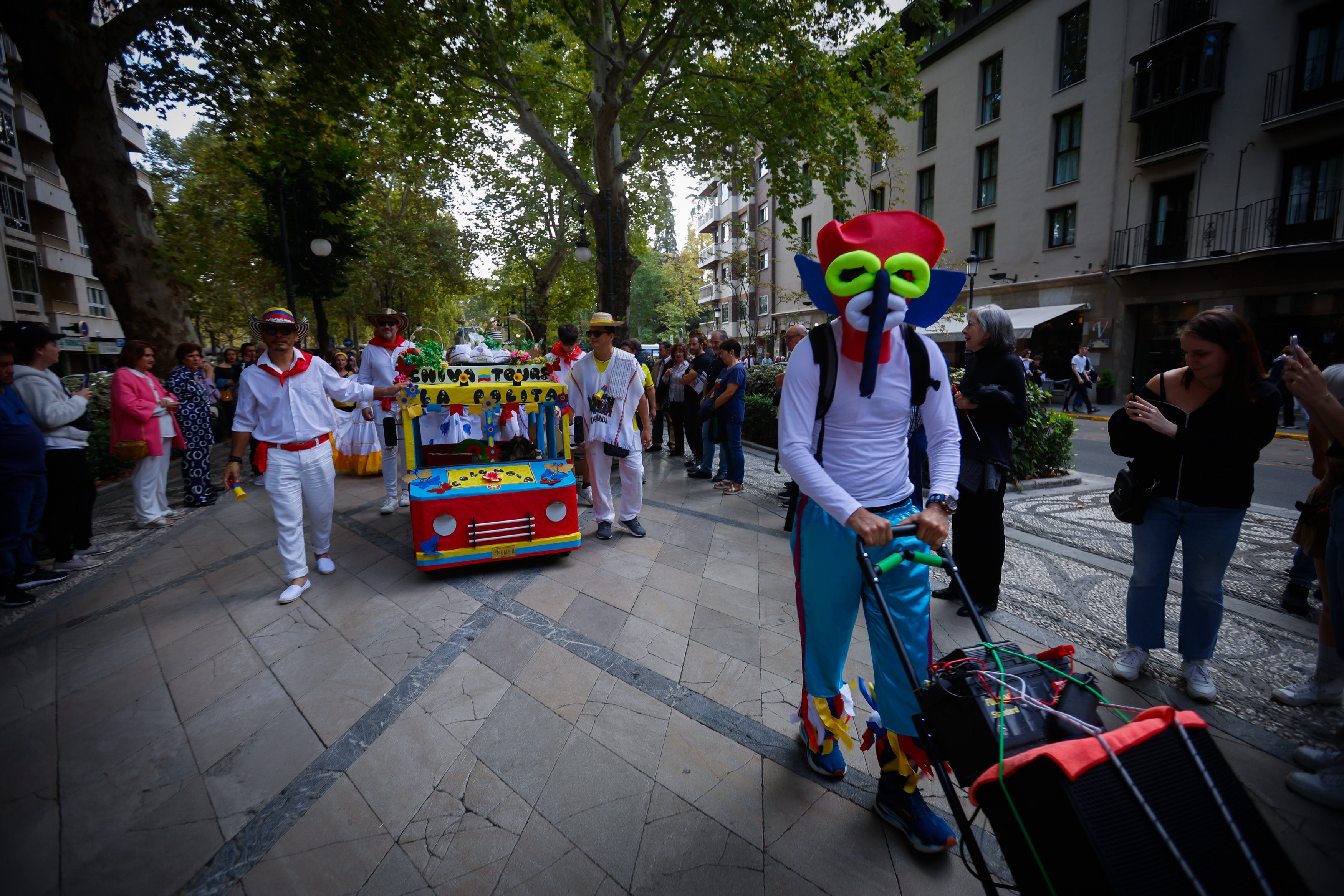 Las coloridas imágenes del desfile del Mestizaje en Granada por el 12 de octubre