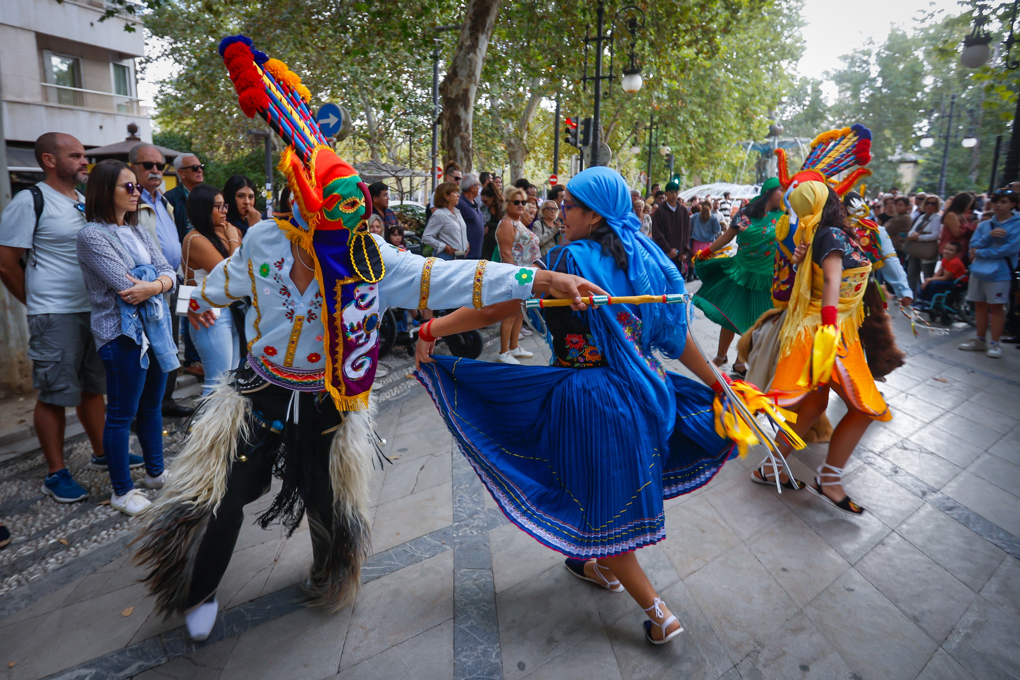 Las coloridas imágenes del desfile del Mestizaje en Granada por el 12 de octubre