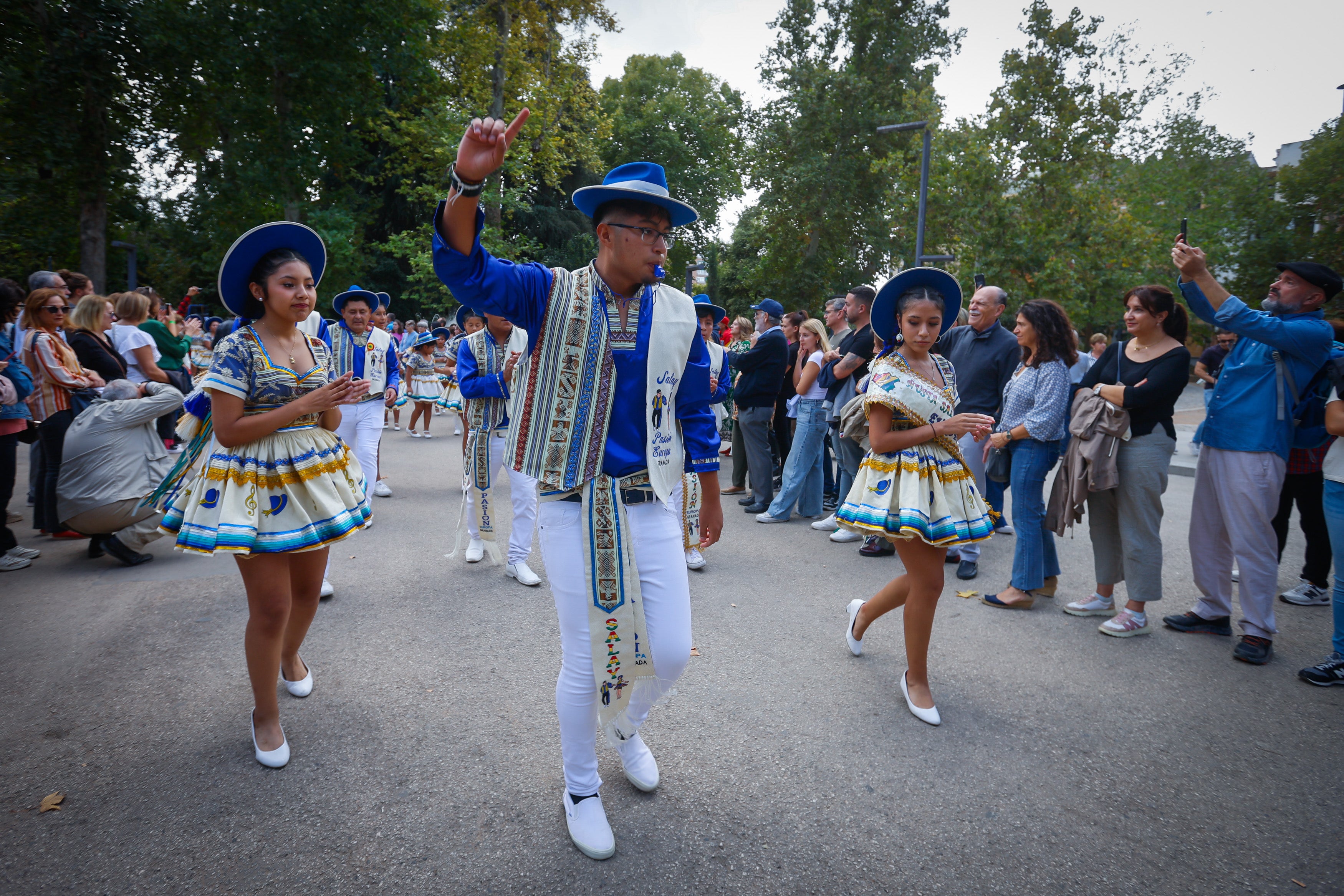 Las coloridas imágenes del desfile del Mestizaje en Granada por el 12 de octubre