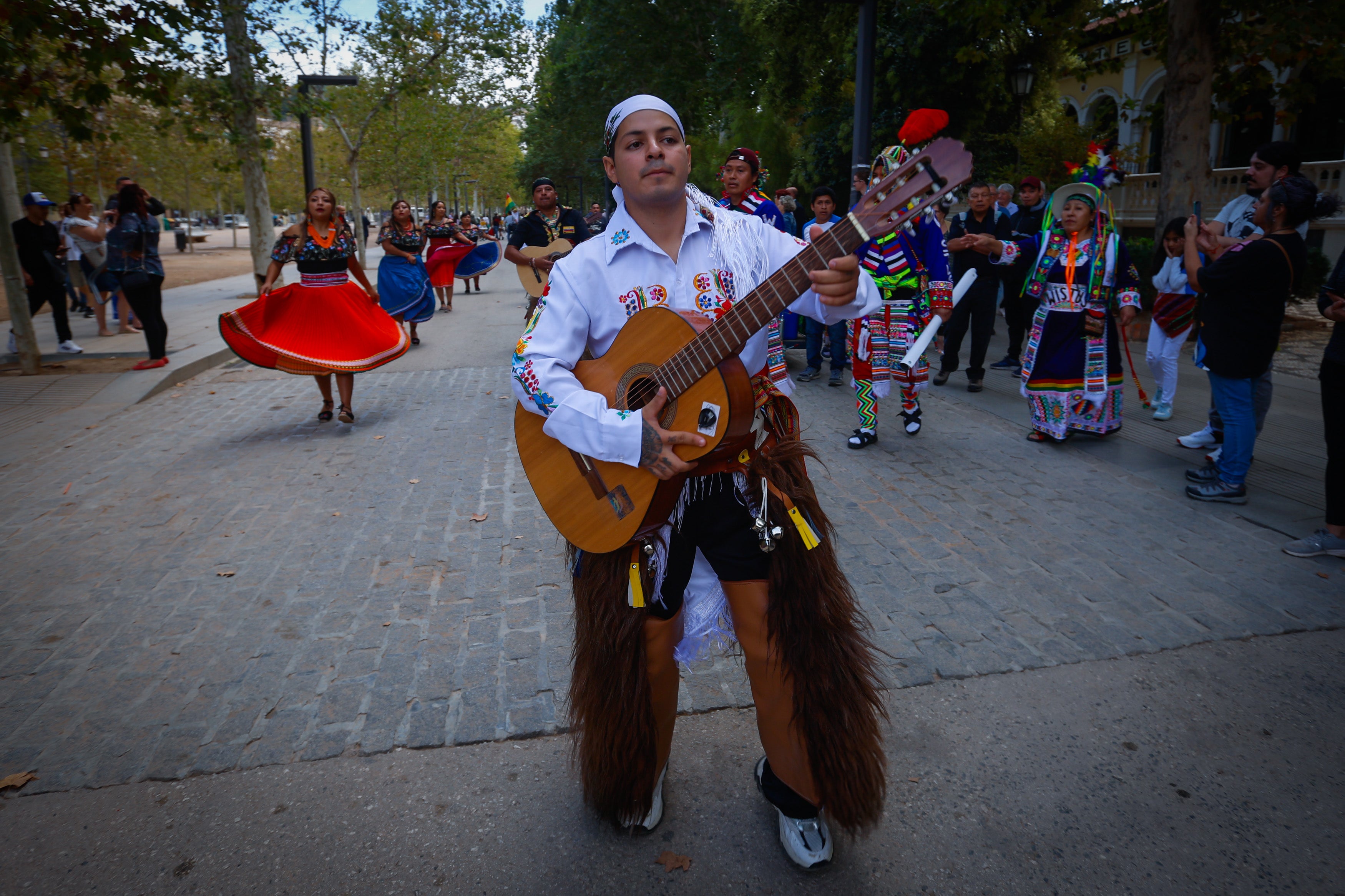 Las coloridas imágenes del desfile del Mestizaje en Granada por el 12 de octubre