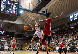 Pere Tomàs busca el enceste a aro pasado en el partido de este sábado en el pabellón de Fontajau de Gerona.