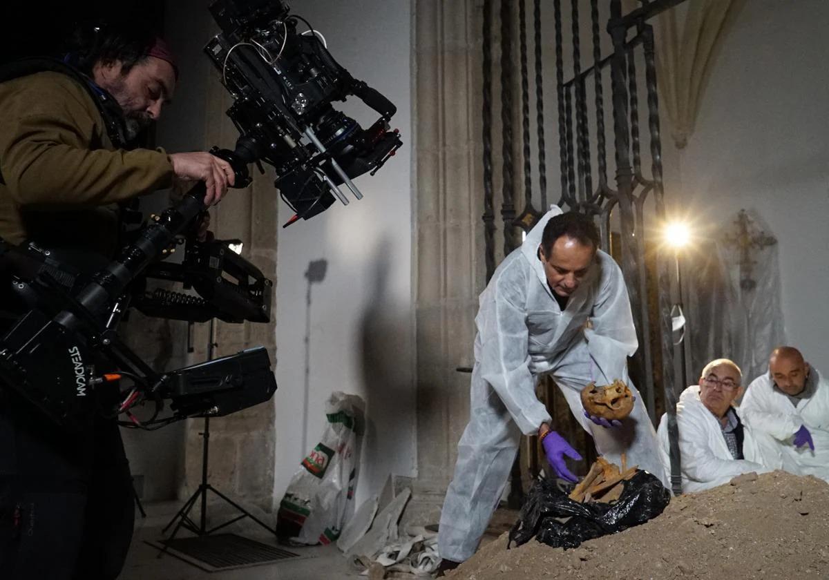 José Antonio Lorente, recogiendo los huesos de la catedral, durante el rodaje del documental.