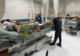 Voluntarios de la ONG Quesada Solidaria atendiendo a los pacientes de un hospital en Guatemala.