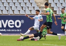 Óscar Lozano disputando el balón en un lance del juego