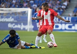 Luis Suárez trata de llevarse el balón con David Costas en el suelo.