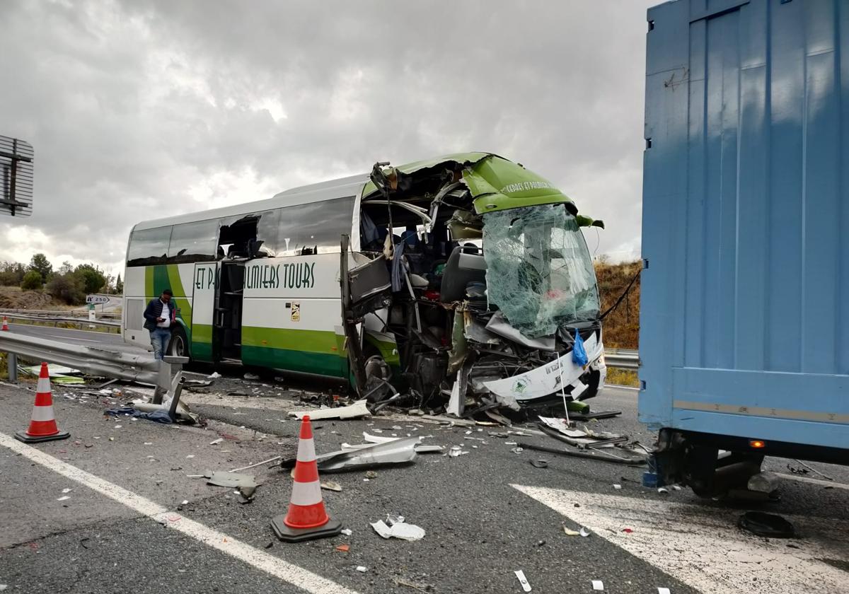 Así ha quedado el autobús que ha chocado con un camión en la A-92 en Granada