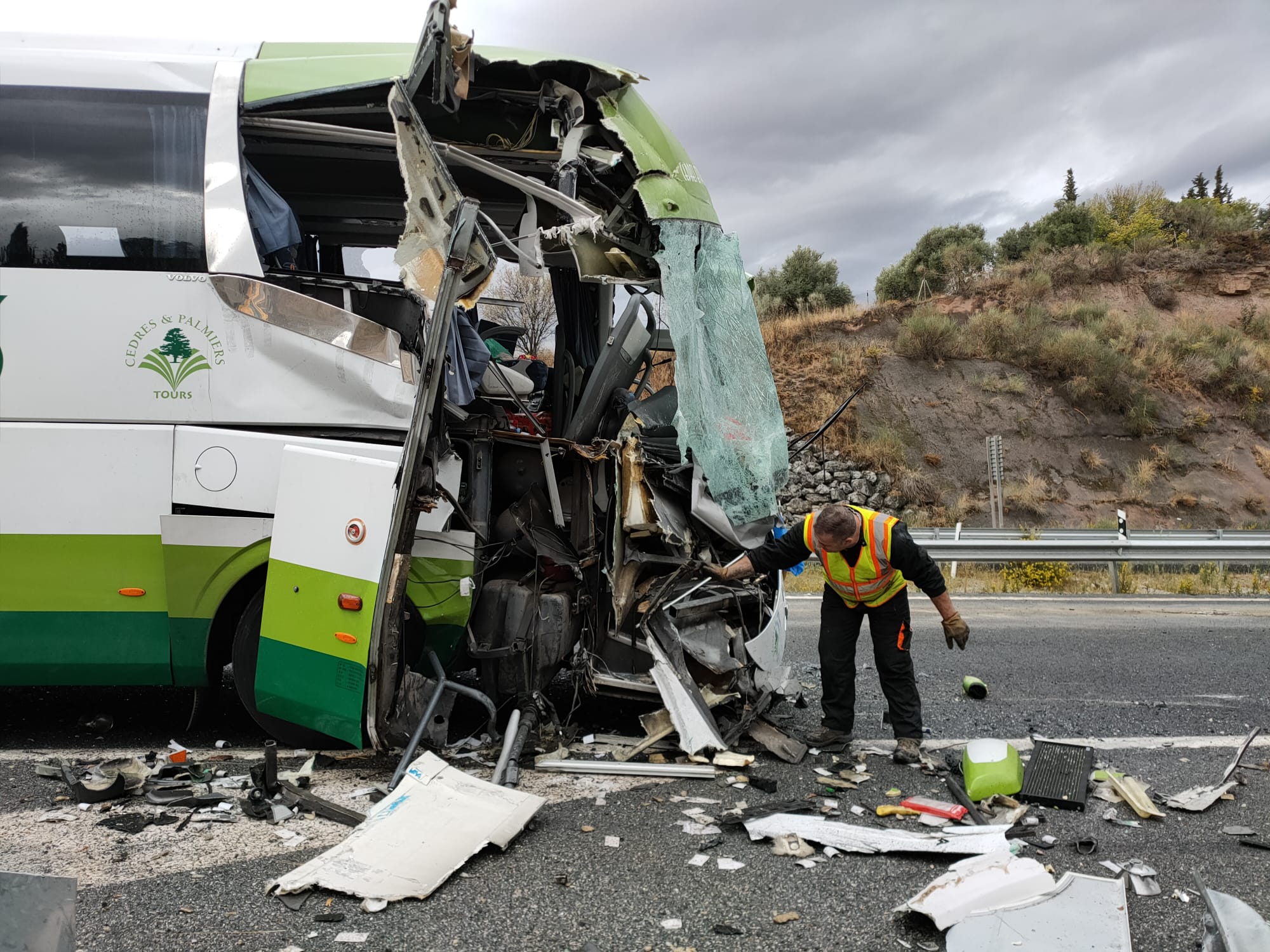 Así ha quedado el autobús que ha chocado con un camión en la A-92 en Granada