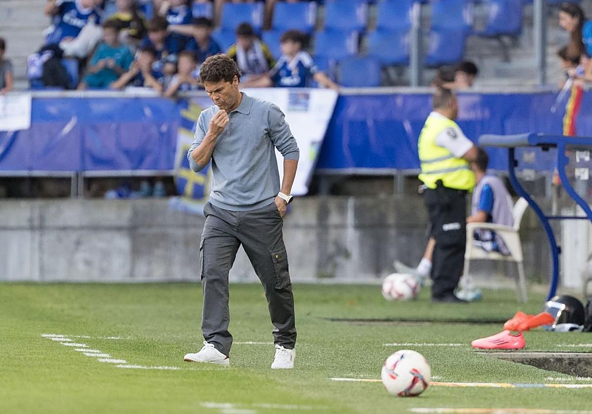 Rubi pensativo durante el partido contra el Oviedo