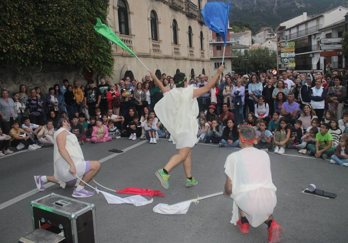 Imagen principal - El ciclo de calle del FIT Cazorla culmina un fin de semana de puro teatro