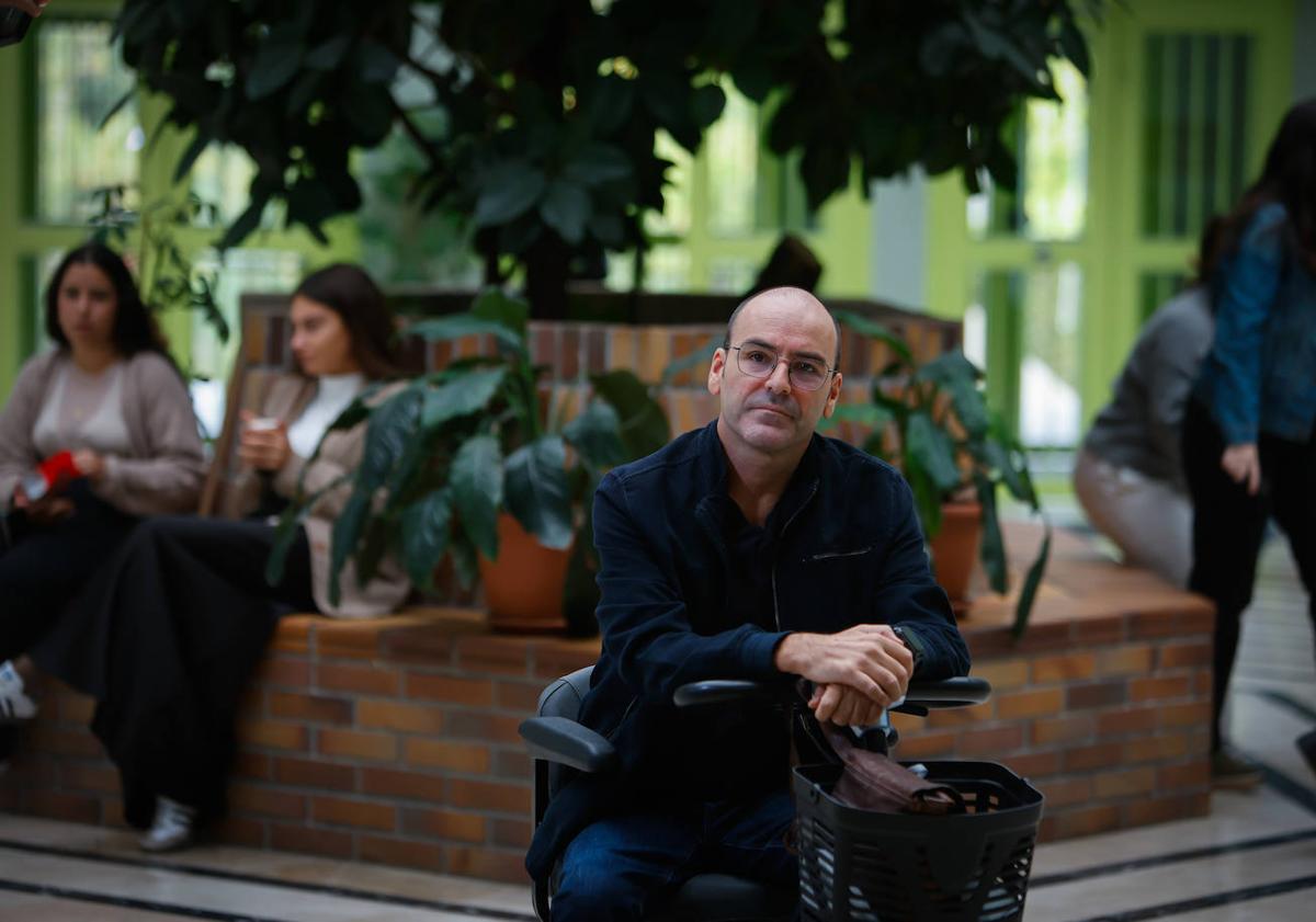 Imagen principal - El profesor, en el hall de la facultad, los pasillos y el aula. 