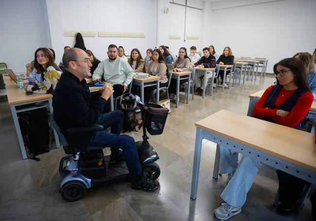 Los alumnos atienden a Daniel.