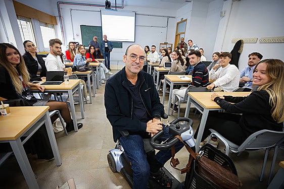El profesor Daniel Martín, en una de las aulas de la Facultad de Ciencias de la Educación, en Cartuja.