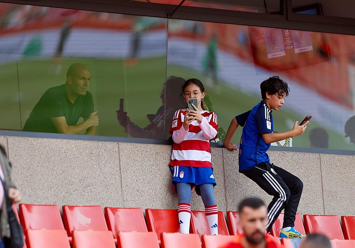 Unos niños se hacen unos selfis con Zinedine Zidane en el interior de su palco.