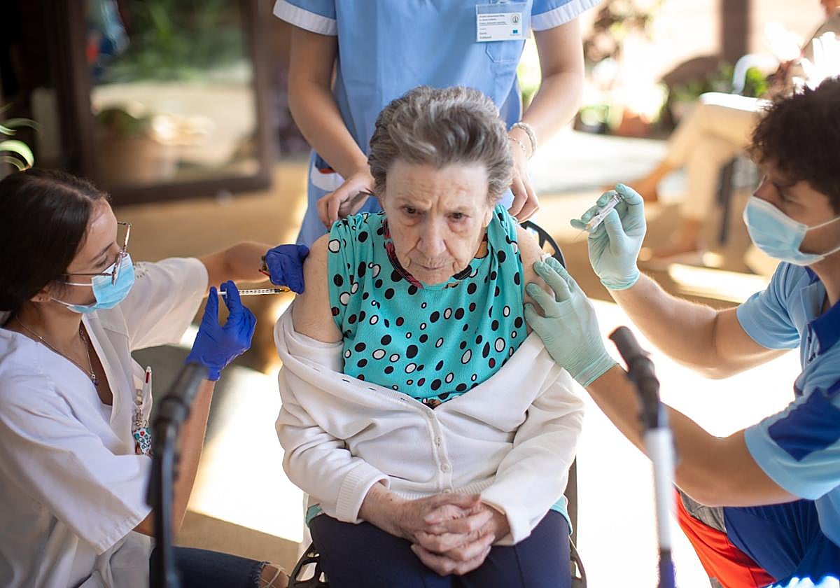 Esta imagen pertenece a una información publicada en este periódico el pasado jueves en la que se daba cuenta del inicio de la campaña de vacunación contra la gripe.