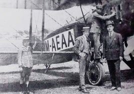 En el centro de la foto, Manuel Torres Molina. A la izquierda, su hijo Juan.