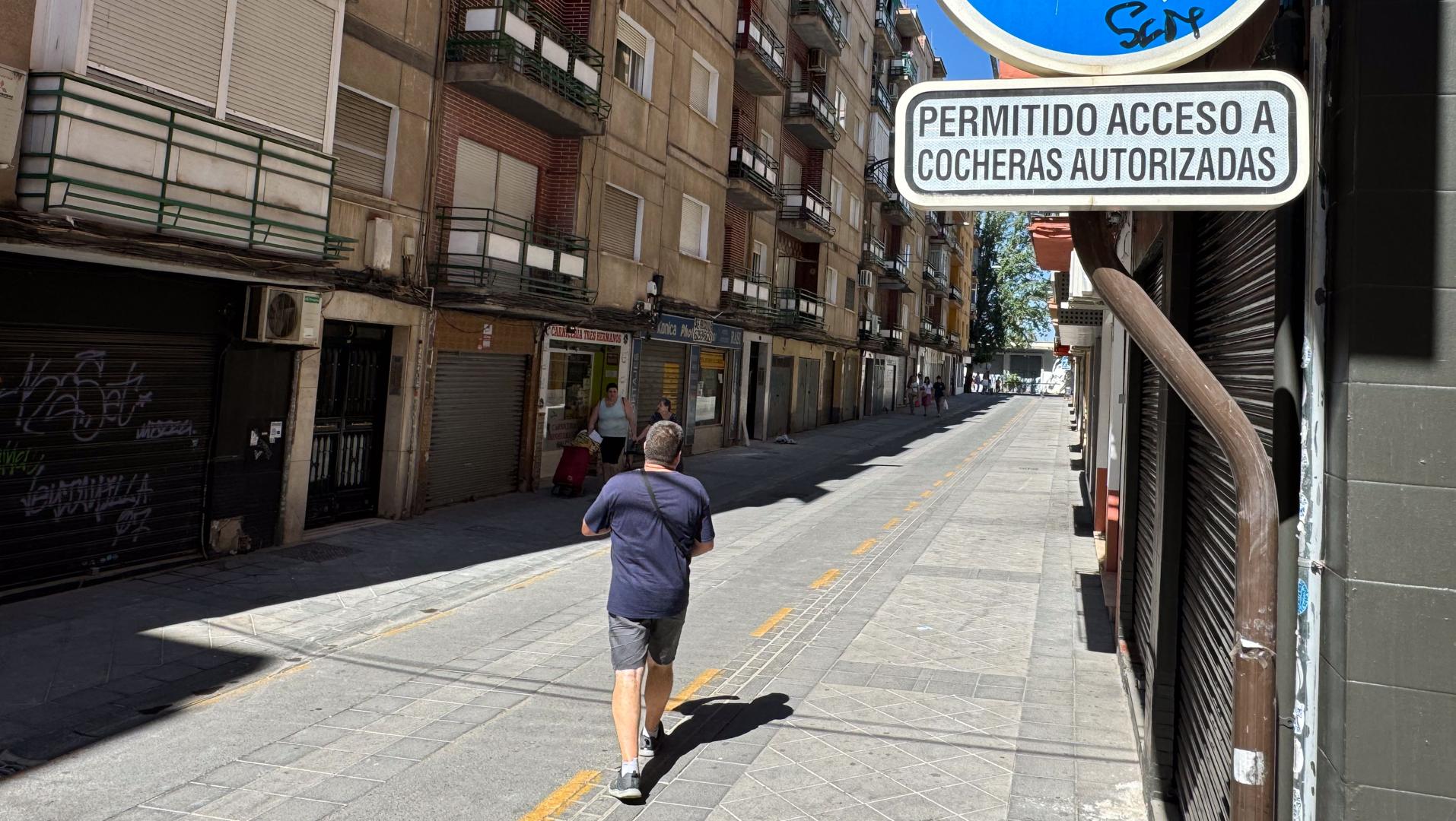 The Granada neighborhood of Doctores, divided in two