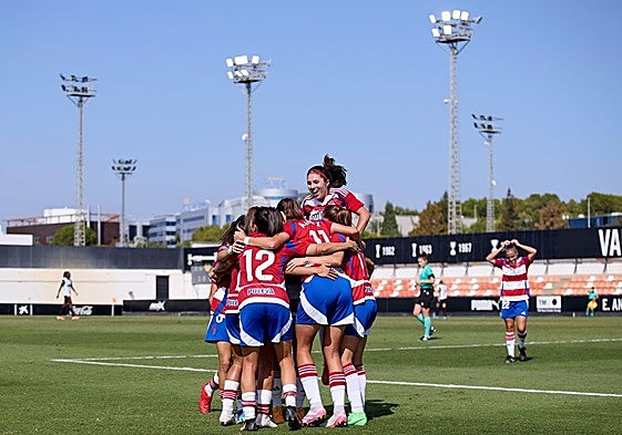 Las futbolistas del Granada celebran uno de sus goles al Valencia.