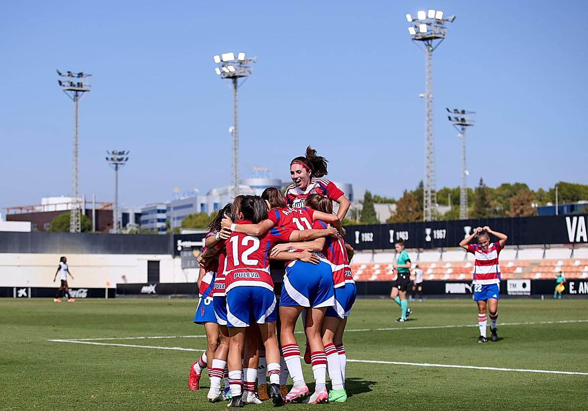 Las futbolistas del Granada celebran uno de sus goles al Valencia.