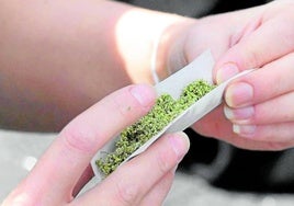 Una persona se lía un cigarro de marihuana.