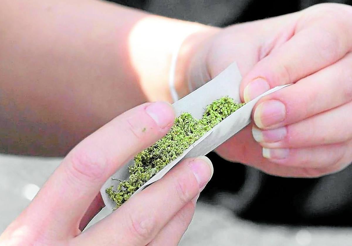 Una persona se lía un cigarro de marihuana.