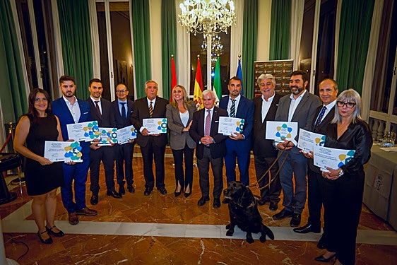Los premiados, posan con sus galardones junto a la alcaldesa, Marifrán Carazo, en el centro.