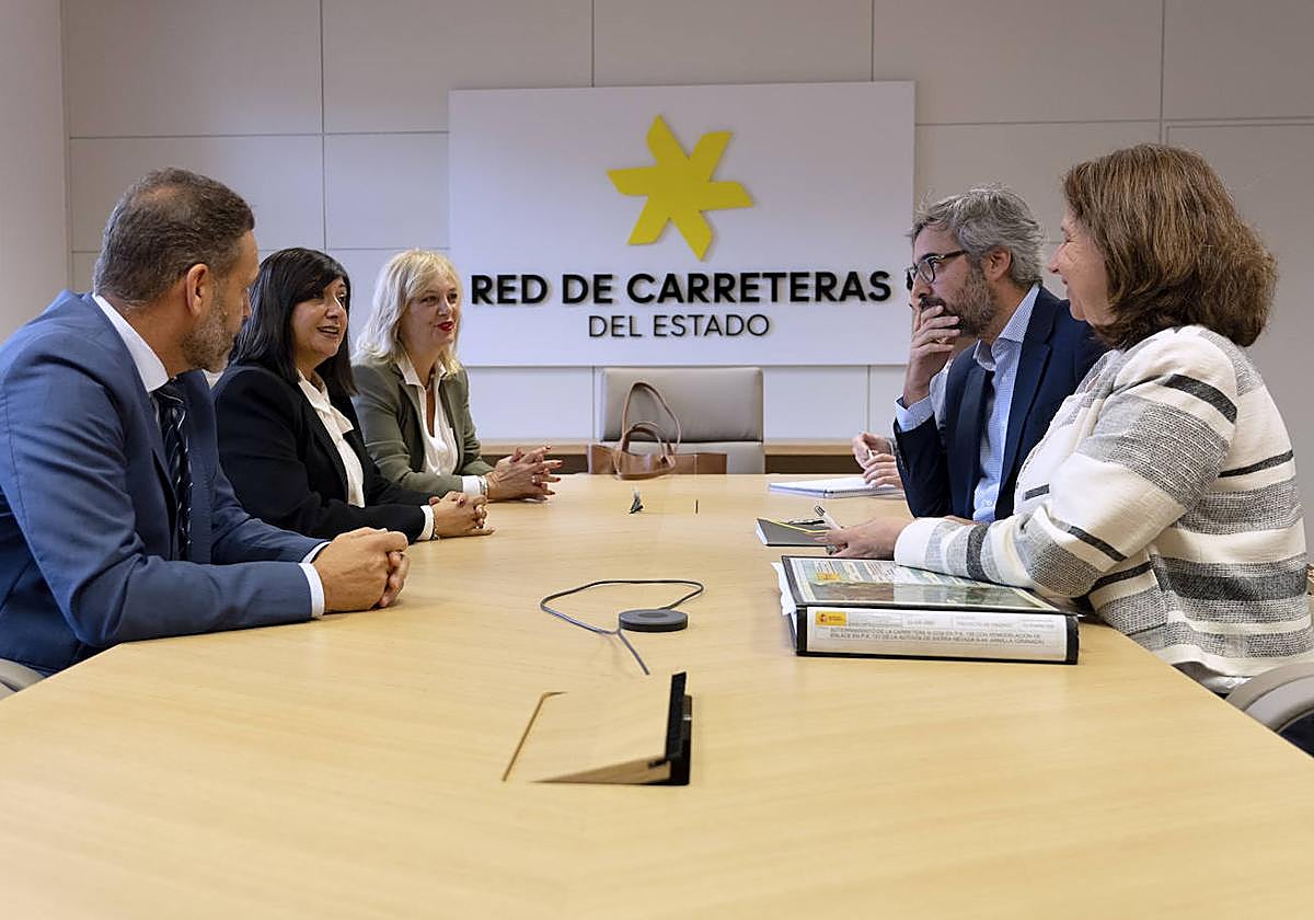 La alcaldesa de Armilla y miembros de su equipo reunidos con representantes de Carreteras, en el Ministerio de Transportes.