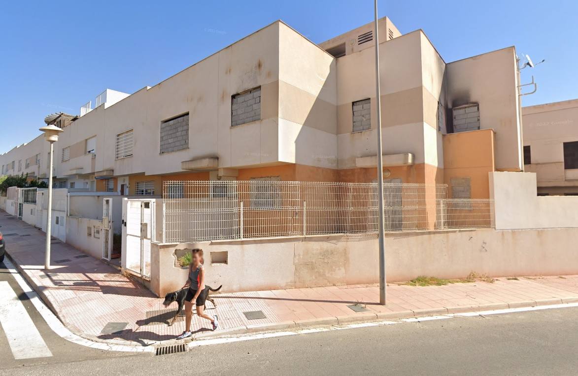 Imagen de una vivienda tapiada en el entorno de la calle Asteroide de Almería.