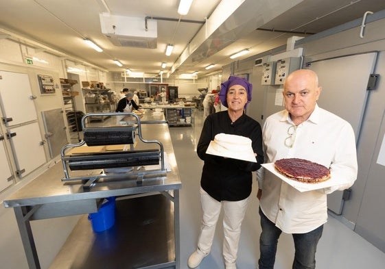 Cristina Ocete y Manuel Zambudio muestran dos de las exitosas tartas de su empresa.