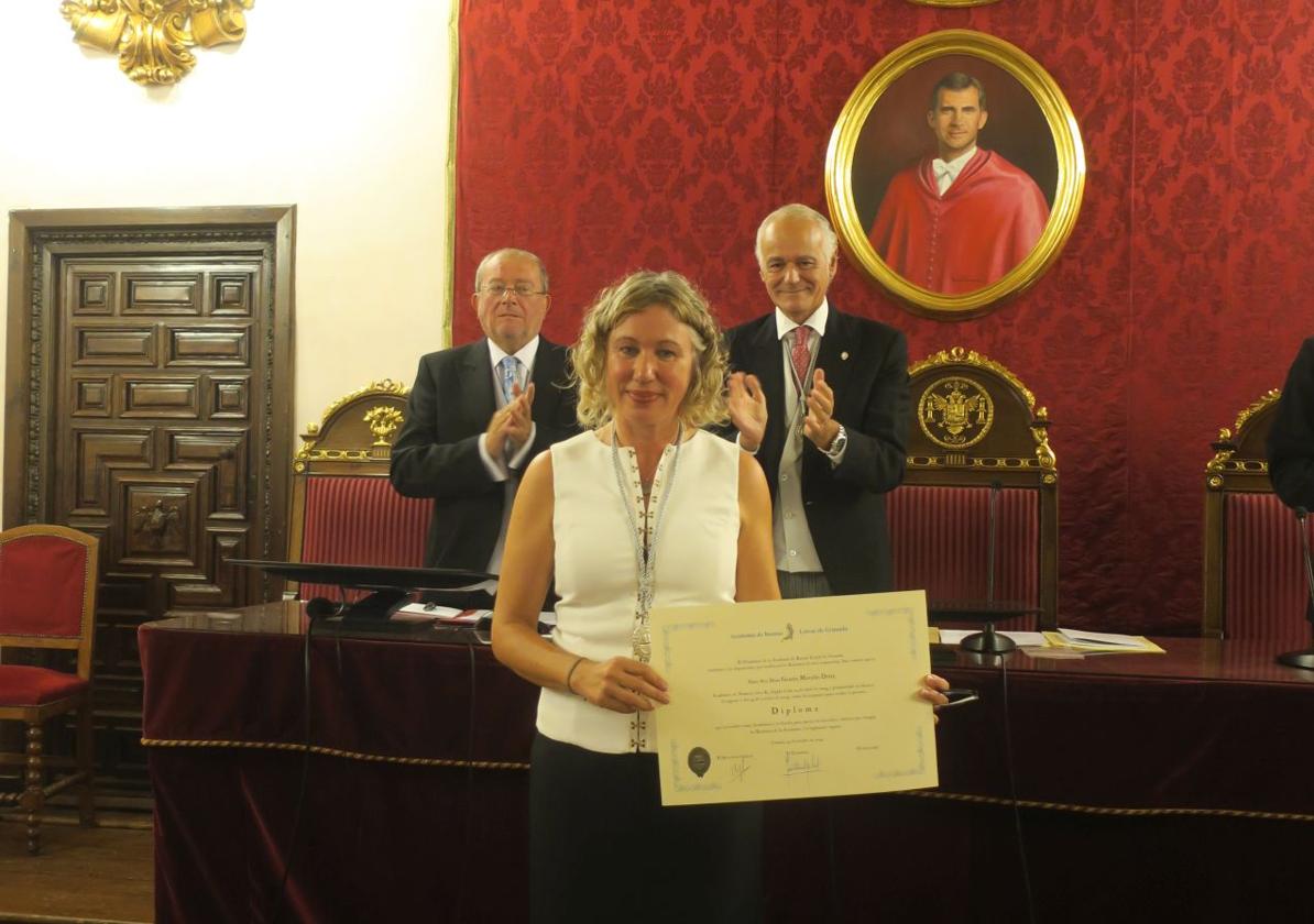 Gracia Morales, tras recibir medalla y diploma.