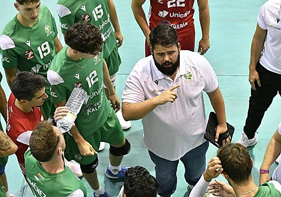 Pablo Ruiz se dirige a sus jugadores en un tiempo muerto ante Melilla.