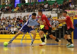 Cola aguanta el balón en las cercanías de la porteria de Martorell.