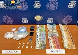 Parte de los efectos y droga intervenida en uno de los dos puntos desmantelados por la Policía Nacional.