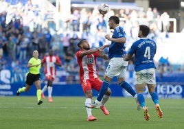 Dani Calvo, con Luis Suárez tratando de frenarle, remata una acción a balón parado.