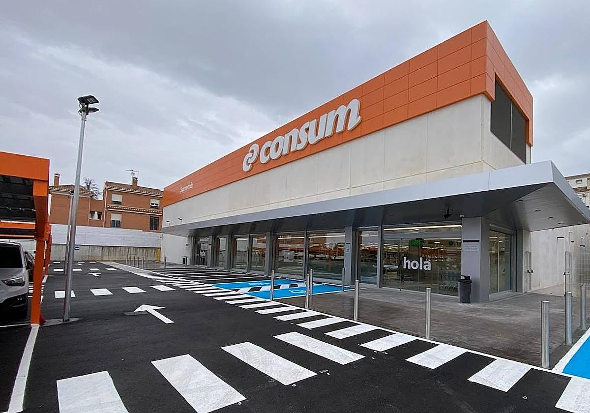 Fachada del Consum de Huétor Vega.