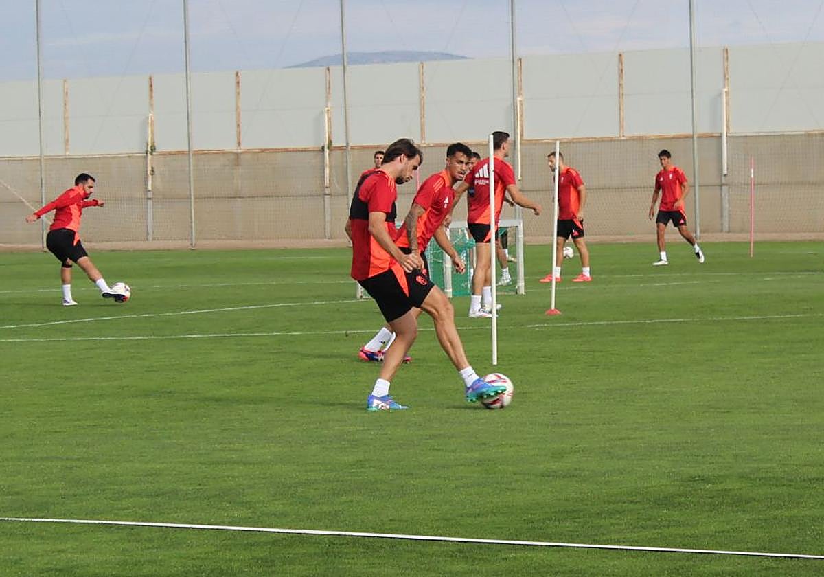 Ignasi Miquel juega un balón con el pie derecho durante el entrenamiento de este martes.