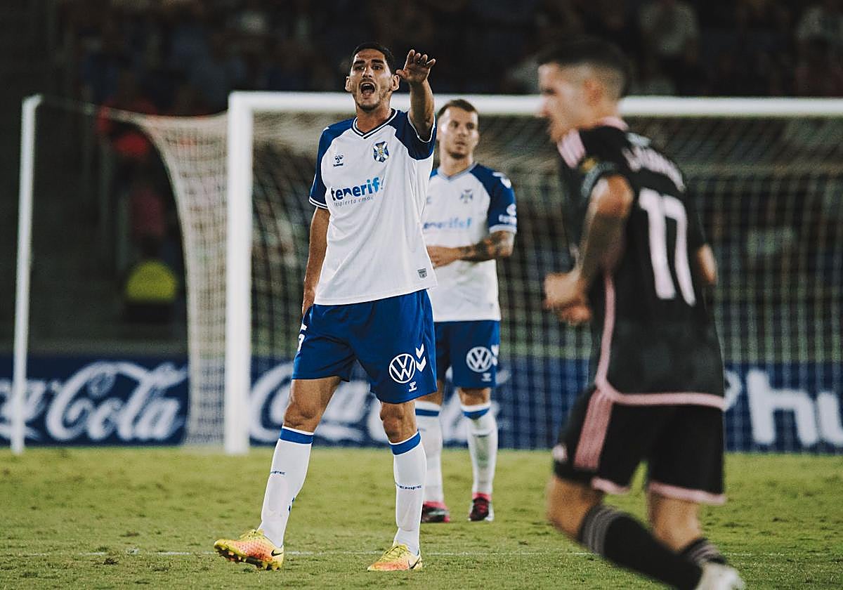 Bodiger da indicaciones durante un partido anterior.