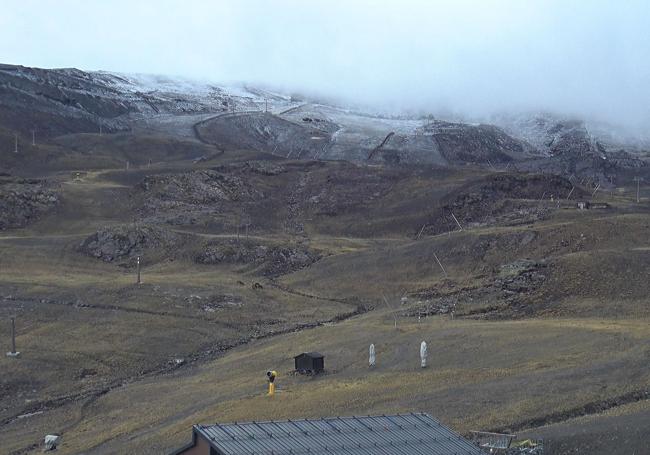 Nieve en la zona alta de Borreguiles.