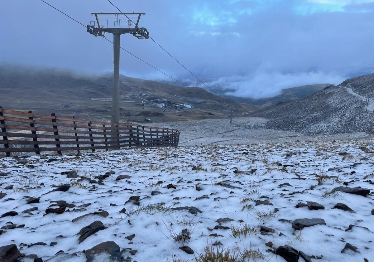 Nieve en la zona del Veleta este martes.