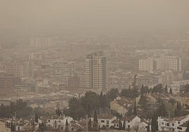 Los restos del huracán Leslie llegan a Andalucía con fuertes tormentas, lluvia y calima.